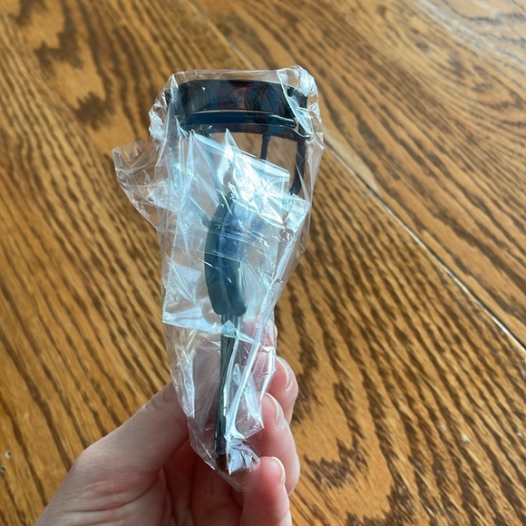 Mary Kay eyelash curler with 2 silicone pad refills - Picture 6 of 6